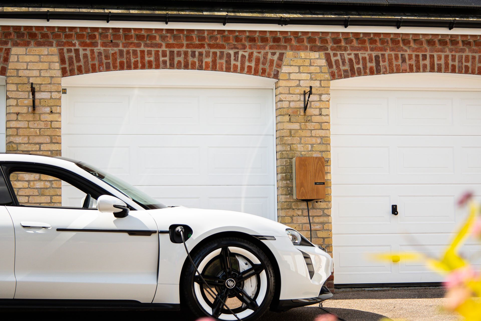 Borne de recharge de véhicule électrique devant une maison