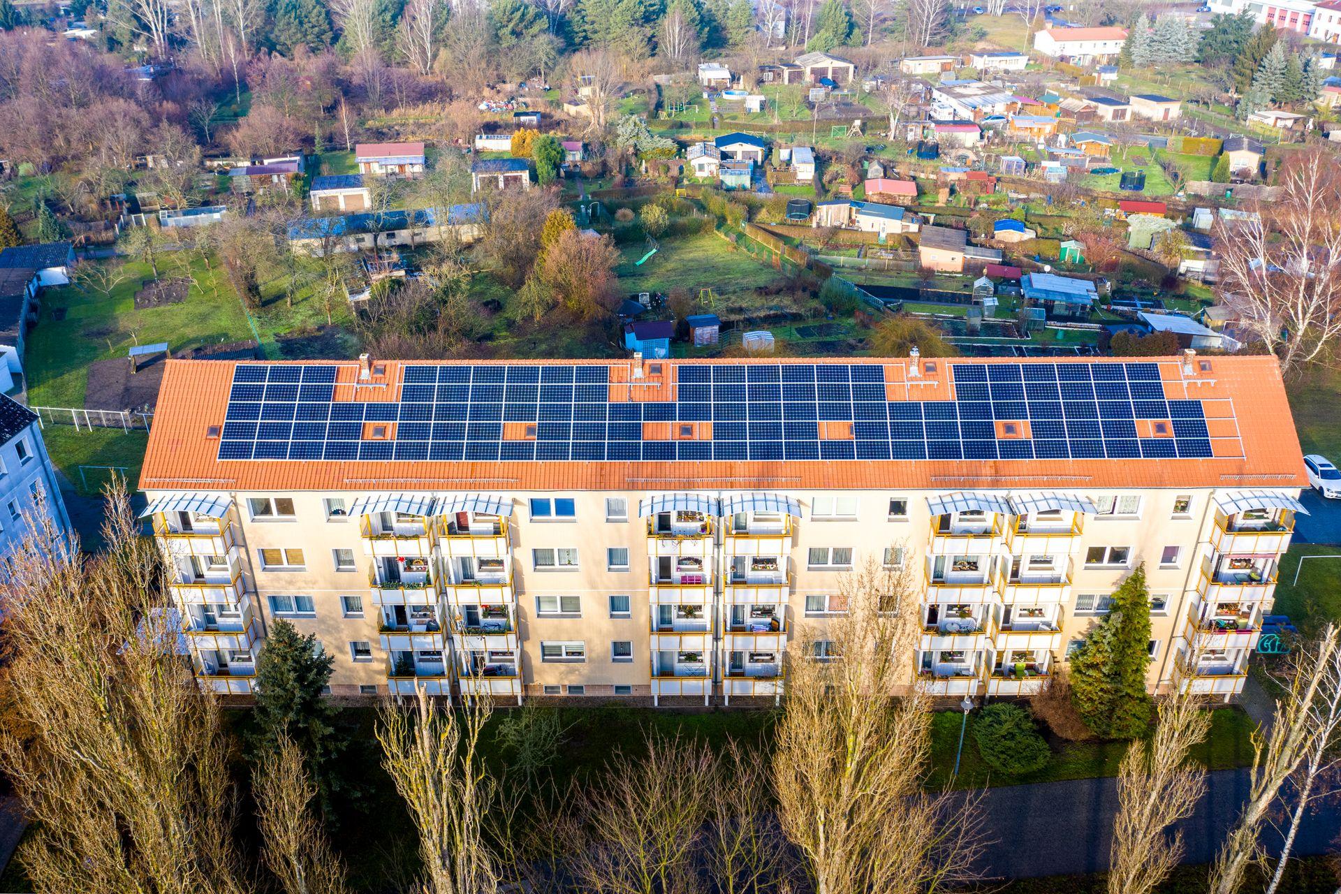 Immeuble résidentiel en copropriété équipé de panneaux solaires