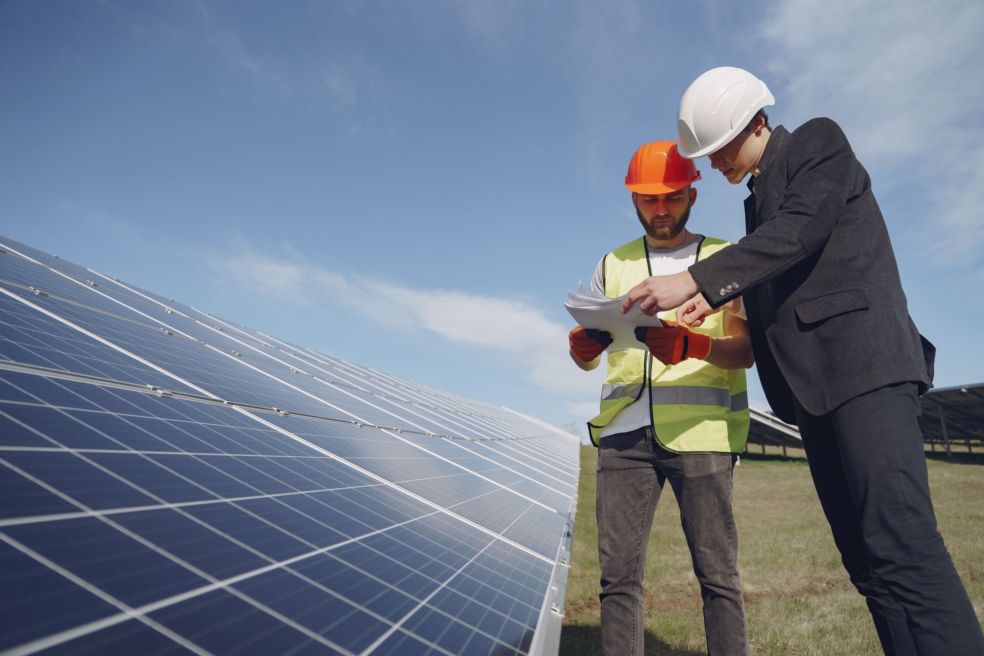Installateur présentant un document sur un chantier photovoltaïque