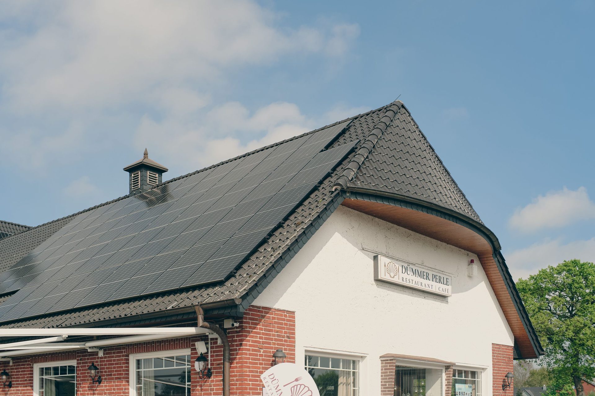 Bâtiment de commerce avec panneaux solaires en toiture, installation photovoltaïque pour professionnels en Gironde