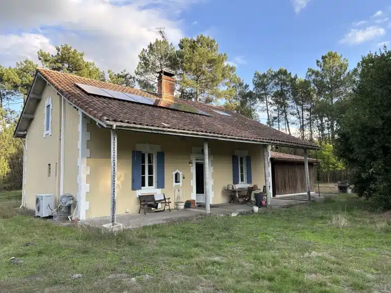 Installation photovoltaïque de 6 kWc avec micro-onduleurs Sungrow sur maison traditionnelle landaise à Trensacq